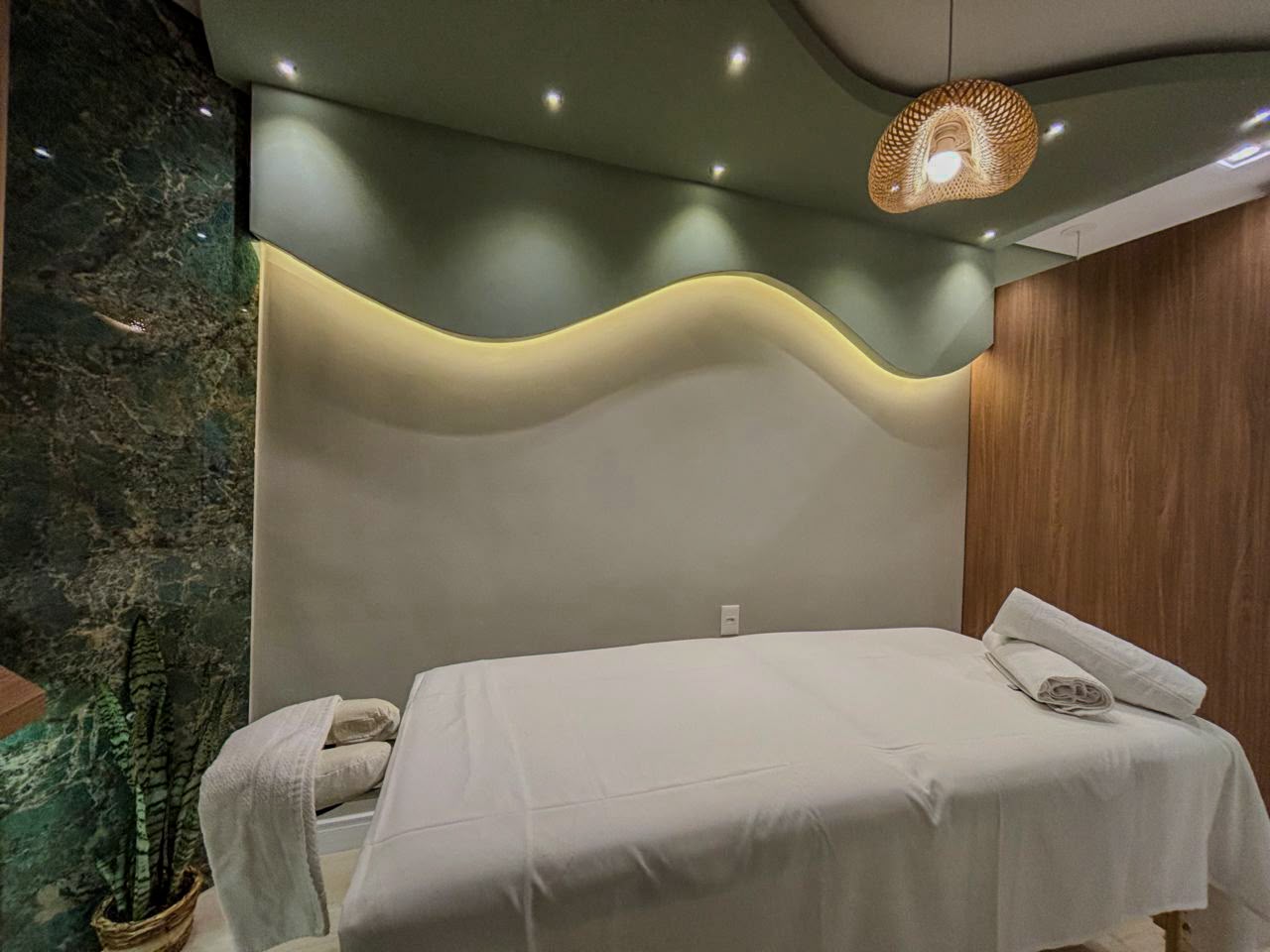 Sala de massagem do SPAçoRENOVA, com parede curva iluminada em LED