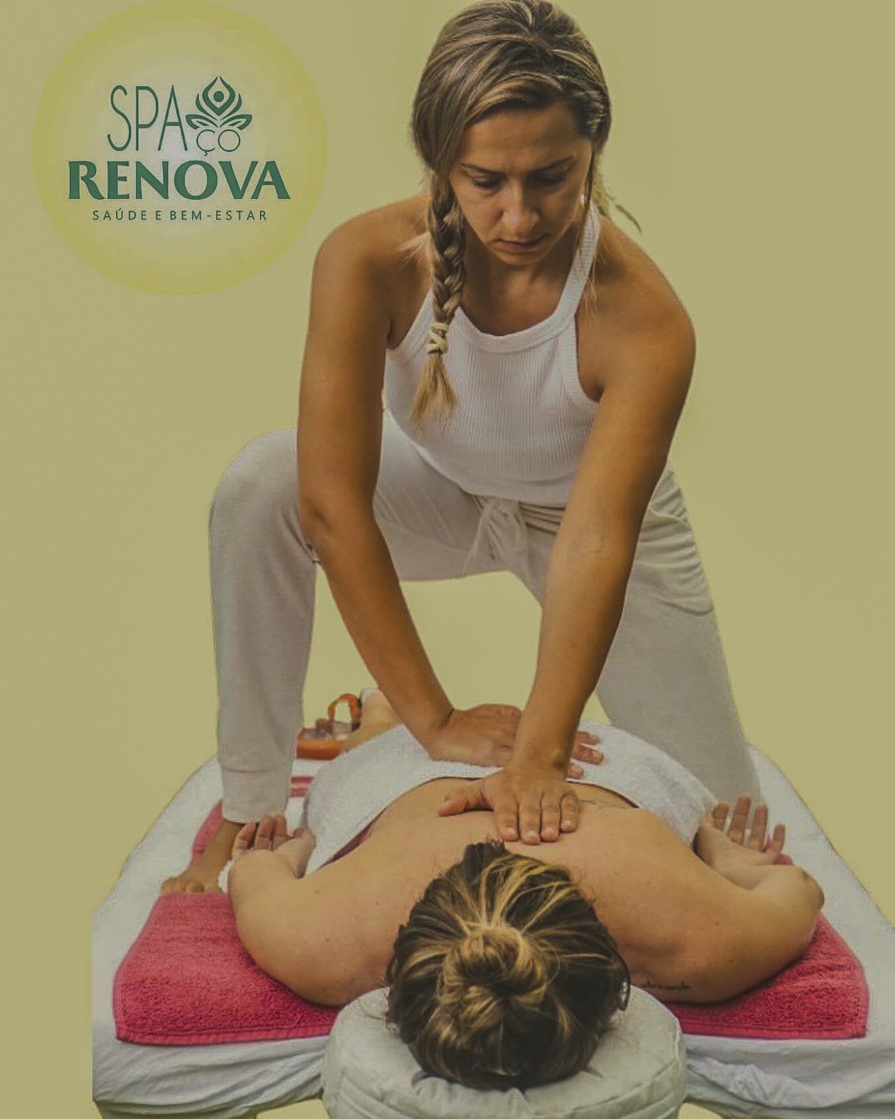 Renata Weschenfelder realizando massagem facial em cliente deitada na maca